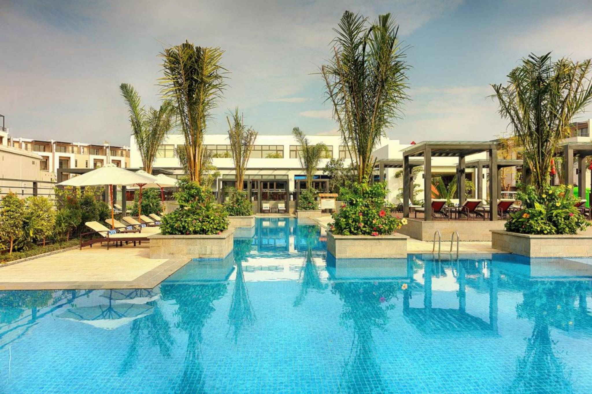 Bể bơi tại Royal Lotus Halong Resort & Villas